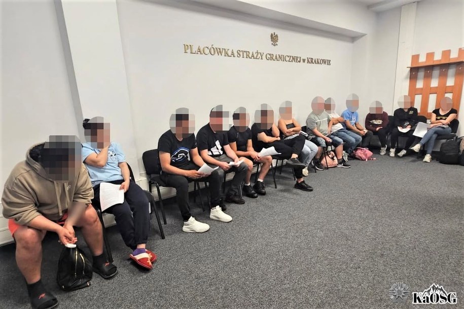Po kontroli w fabryce straż graniczna zatrzymała 13 cudzoziemców (fot. Karpacki Oddział Straży Granicznej / Facebook) /