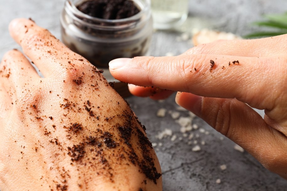 Po krojeniu cebuli czy czosnku wystarczy potrzeć dłonie fusami /Shutterstock