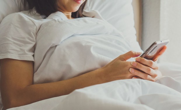 Po "krótkiej wymianie wiadomości" wysłała mu intymne zdjęcia. Finał w kajdankach