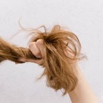 Po lecie włosy wypadają jeszcze mocniej? Ziołowy eliksir i te triki ci pomogą