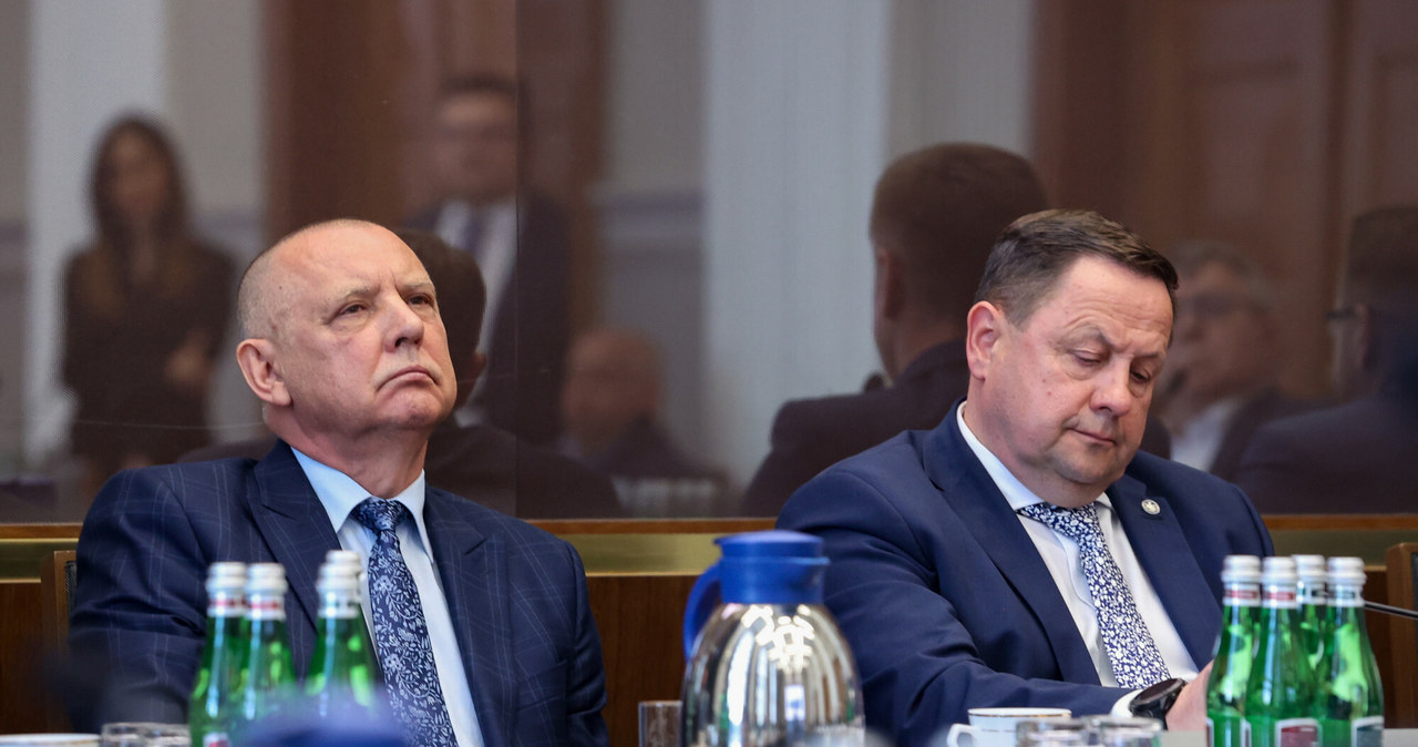 Po lewej: Marian Banaś, prezes Najwyższej Izby Kontroli. Po prawej: Janusz Pawelczyk, dyrektor NIK /Tomasz Jastrzebowski/REPORTER /East News