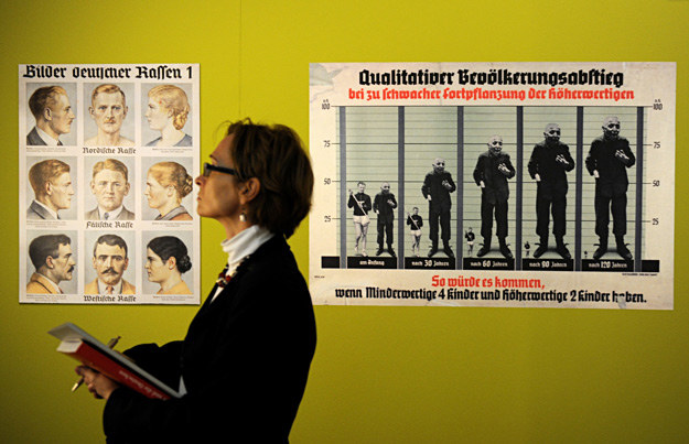Po lewej plakat "Rasy niemieckie", a po prawej poster ostrzegający przed współżyciem z innymi rasami /AFP