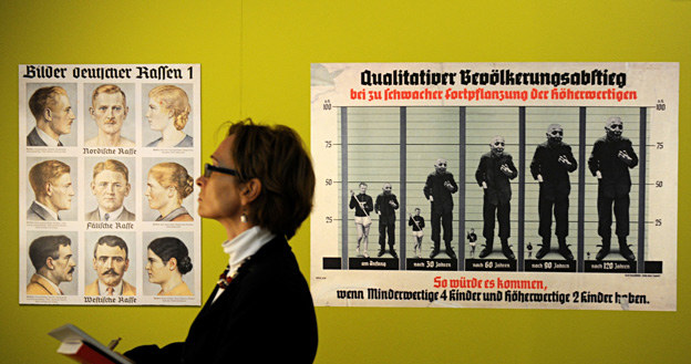 Po lewej plakat "Rasy niemieckie", a po prawej poster ostrzegający przed współżyciem z innymi rasami /AFP