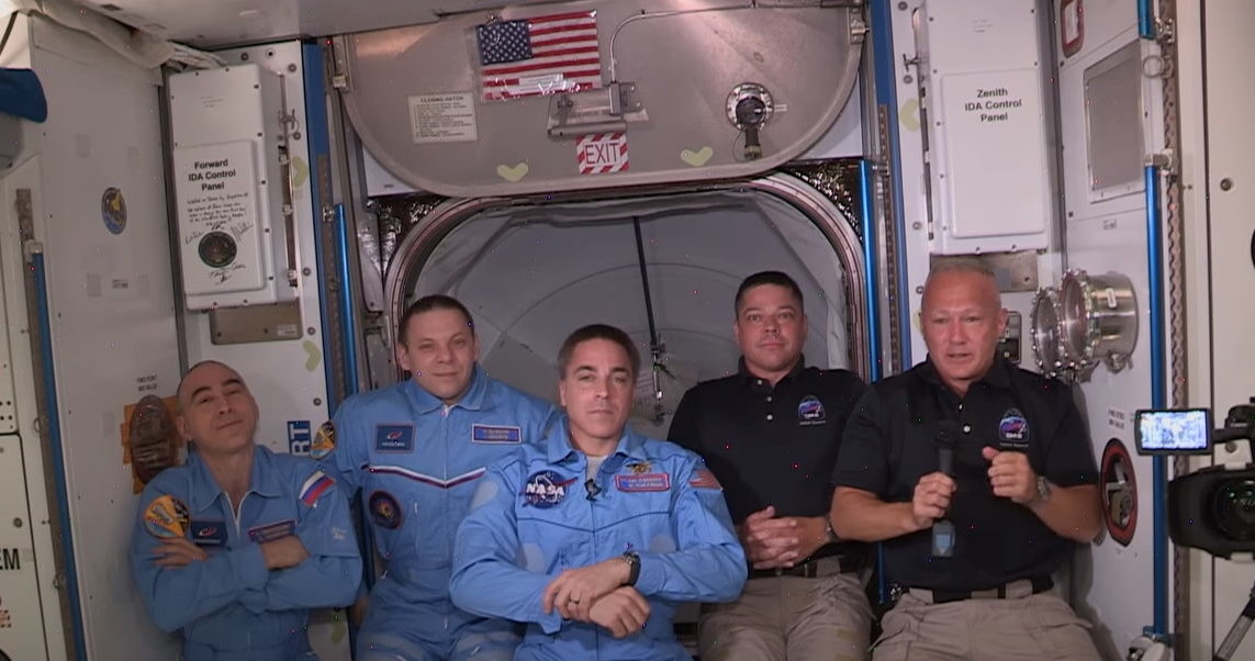 Po lewej stronie - załoga ISS. Po prawej - astronauci Crew Dragon /NASA