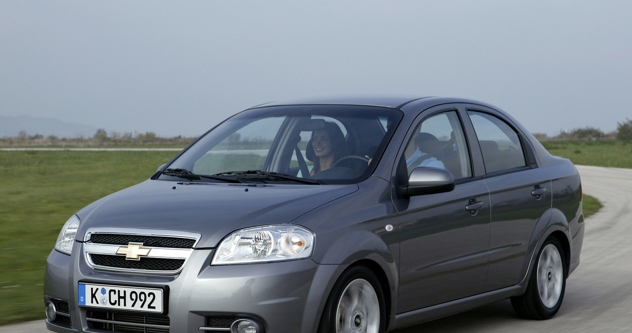 Po liftingu przód sedana jest inny niż w „pięciodrzwiówce”. Pojemność bagażnika: 400 l. /Chevrolet