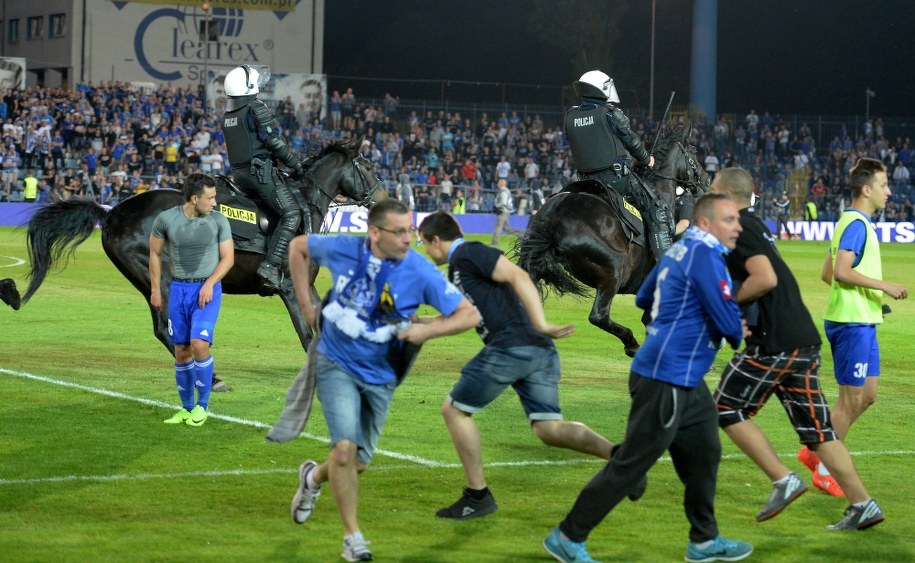 Po meczu kibice wtargnęli na murawę /Piotr Polak /PAP