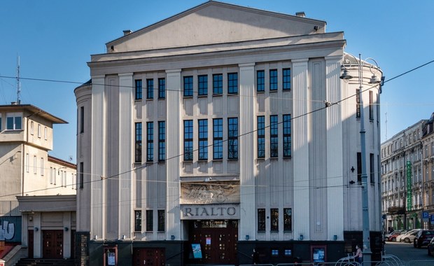 ​Po miesiącach prac konserwatorskich Kinoteatr Rialto odsłania nową fasadę