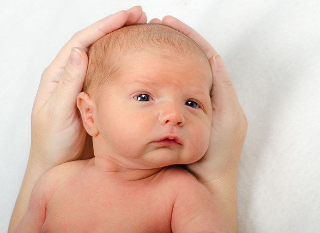 Po miesiącu naskórek dziecka staje się dojrzalszy, a przesuszenie zazwyczaj mija /123RF/PICSEL