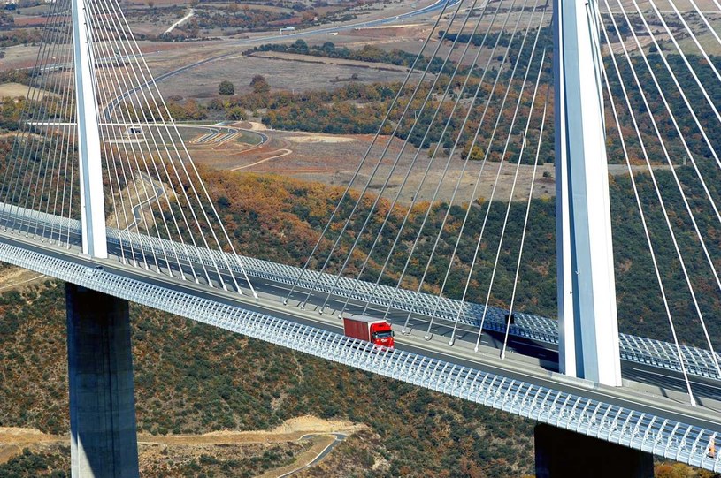 Po Millau Viaduct przejeżdża 5 milionów samochodów rocznie /123RF/PICSEL