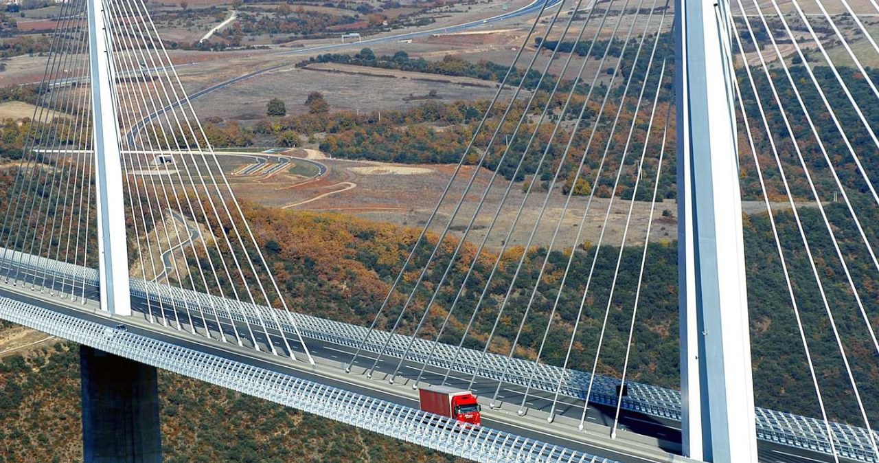 Po Millau Viaduct przejeżdża 5 milionów samochodów rocznie /123RF/PICSEL
