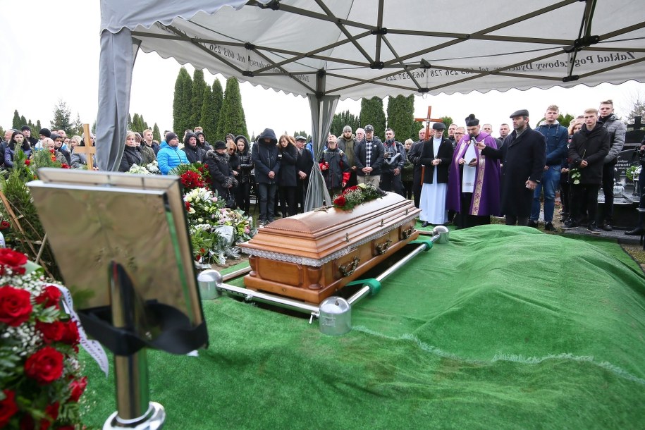 Po mszy kondukt żałobny udał się na Cmentarz Komunalny przy ul. Staromorzysławskiej 5. /Tomasz Wojtasik /PAP