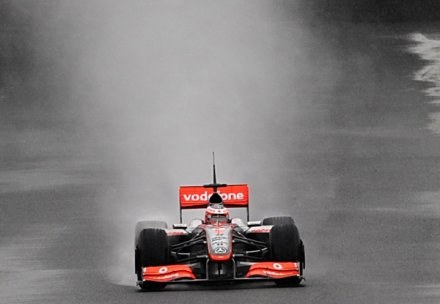 Po naciśnięciu przycisku, bolid McLarena przyspiesza niczym pocisk. To zasługa systemu KERS /AFP