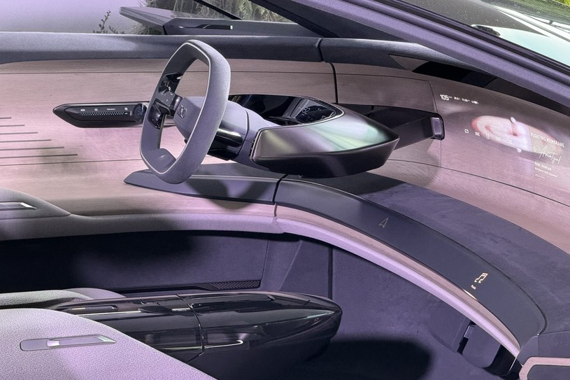 Po naciśnięciu przycisku "start" Audi Grandsphere Concept budzi się do życia. Wysuwa się kierownica, a drewniane panele służą jako powierzchnia do cyfrowej projekcji, zastępując klasyczne wyświetlacze dotykowe. /Sebastian Kościółek