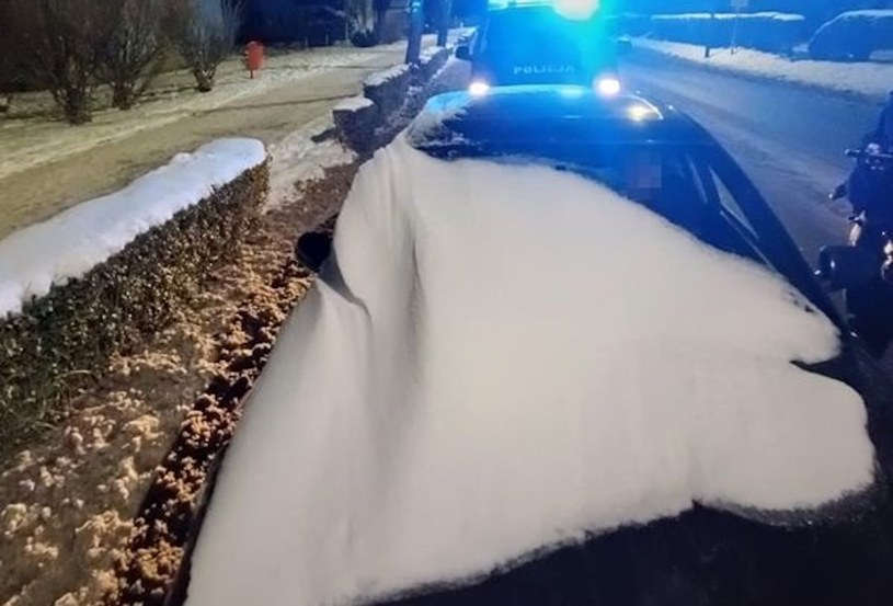 Po nagrzaniu auta śnieg faktycznie się obsunął, ale dla kierowcy było już za późno... /Policja