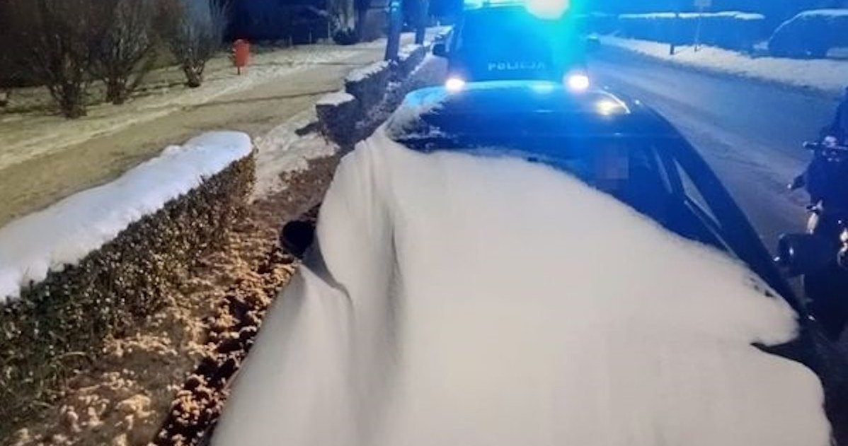 Po nagrzaniu auta śnieg faktycznie się obsunął, ale dla kierowcy było już za późno... /Policja