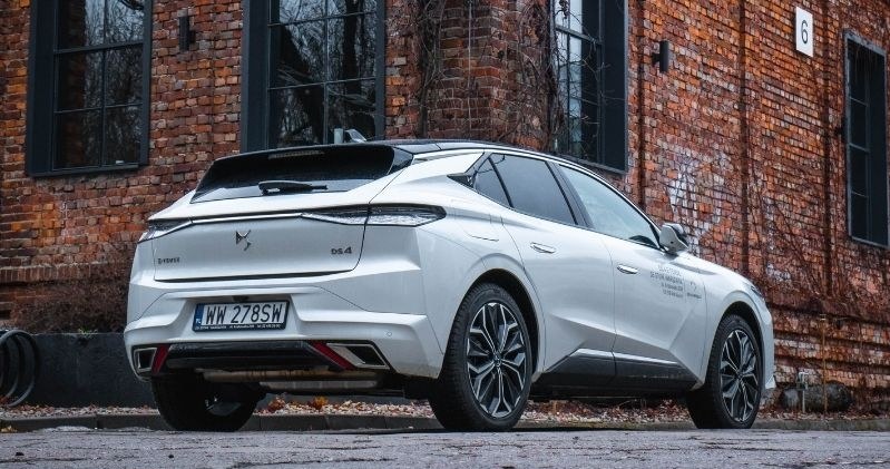 Po naładowaniu DS 4 E-TENSE 225 przejedzie w cyklu miejskim nawet 73 km w trybie elektrycznym /materiały promocyjne