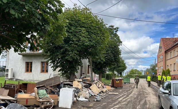 Po nawałnicy na Żuławach: Mieszkańcy bez przerwy w akcji ratunkowej