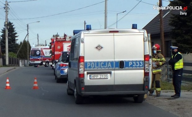 Po nocnej zmianie zasnął za kierownicą, potrącił ludzi na chodniku. Poważny wypadek w Żorach