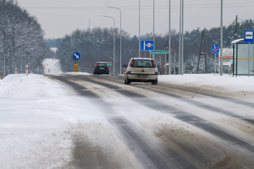 Po obfitych opadach śniegu na drogach panują trudne warunki /	Grzegorz Michałowski   /PAP