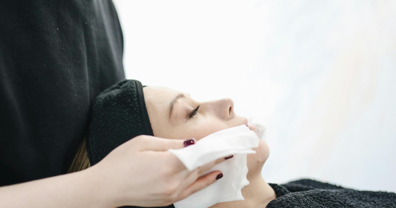 Po oczyszczaniu wodorowym skóra jest oczyszczona i pozbawiona efektu zmęczenia / Polina Tankilevitch /pexels.com