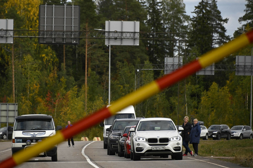 Po ogłoszeniu "częściowej mobilizacji" w Rosji wybuchła panika. Na zdjęciu kolejka aut czekających na granicy Federacji Rosyjskiej na odprawę i wyjazd do Finlandii /OLIVIER MORIN/AFP/East News /East News