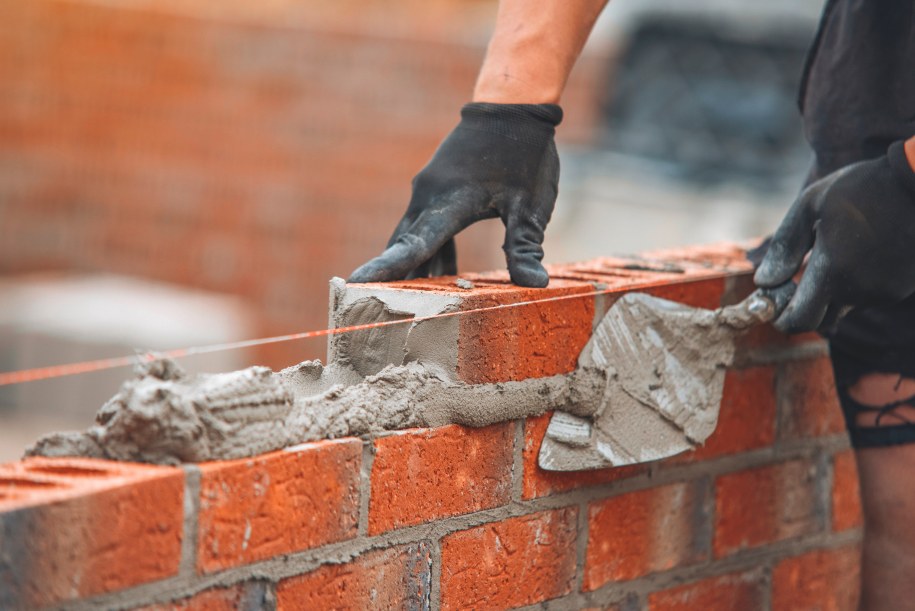 Po okresie stabilizacji na rynku materiałów budowlanych, w najbliższych miesiącach spodziewane są podwyżki cen, głównie z powodu rosnących kosztów energii i surowców /Shutterstock