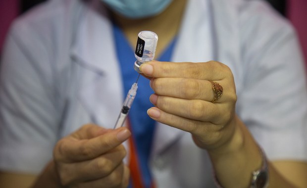 Po orędziu Macrona 2,5 mln zapisało się na szczepienia we Francji