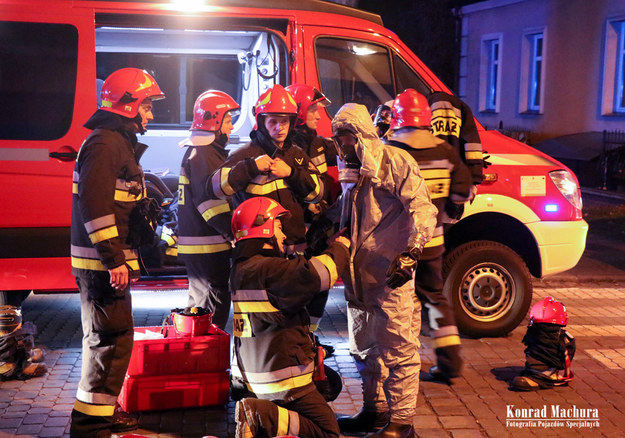 Po otrzymaniu zgłoszenia o potencjalnym zagrożeniu strażacy i policjanci wyznaczyli strefę ochronną i ewakuowali pracowników poczty /Fotografia Pojazdów Specjalnych Konrad Machura /