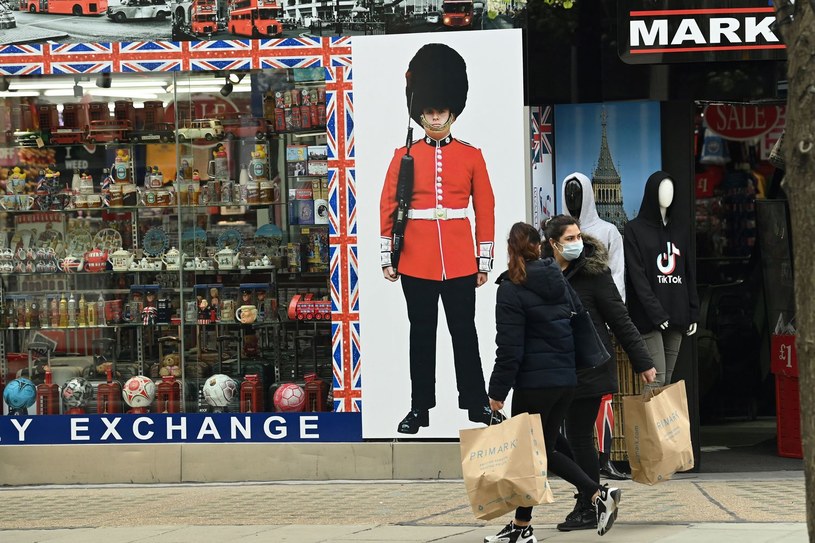 Po otwarciu sklepów nastąpił najwyższy od 26 lat wzrost sprzedaży detalicznej w Wielkiej Brytanii. Nz. Oxford Street w Londynie /AFP