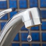 Po pieczeniu ciasta wynieś do łazienki. Krany będą czystsze, niż kiedykolwiek