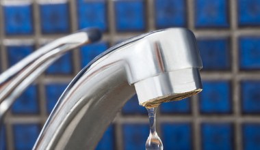 Po pieczeniu ciasta wynieś do łazienki. Krany będą czystsze, niż kiedykolwiek