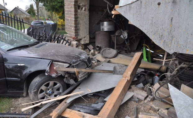 Po pijanemu uderzył w budynek. Wybryk 24-latka w BMW