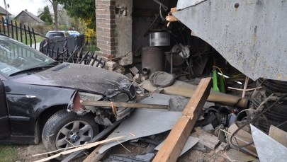Po pijanemu uderzył w budynek. Wybryk 24-latka w BMW