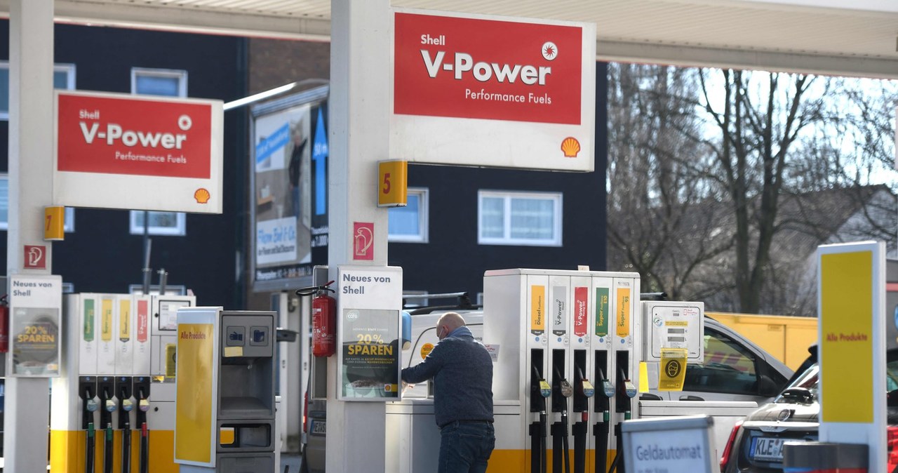 Po początkowym spadku, ceny paliw w Niemczech znów wzrosły /AFP
