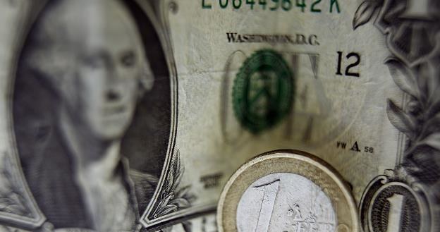 Po podwyżce stóp w Stanach Zjednoczonych dolar może się osłabić. To wesprze ryzykowne aktywa /AFP