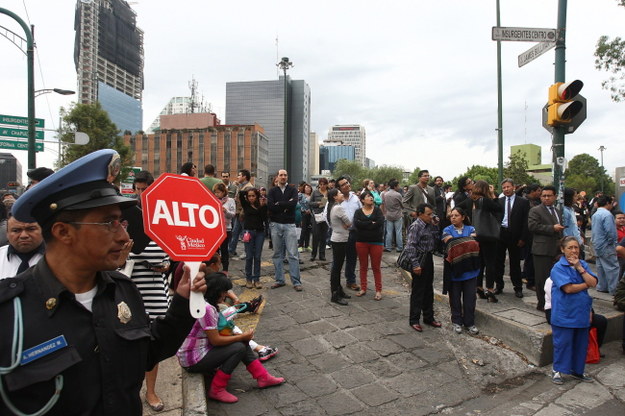 Po pojawieniu się wstrząsów ludzie wyszli na ulice Mexico City /PAP/EPA/ALEX CRUZ  /PAP/EPA