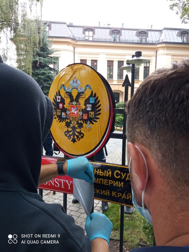 Po policyjnych oględzinach zdjęto znaki Cesarstwa Rosyjskiego /Maciej Sztykiel /RMF FM
