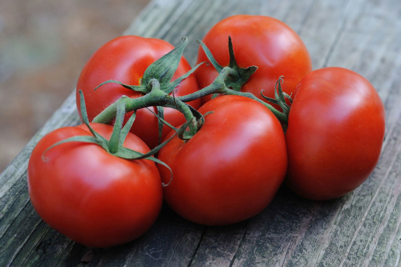 Po pomidory powinny sięgać osoby chore  na zakrzepicę i serce /123RF/PICSEL