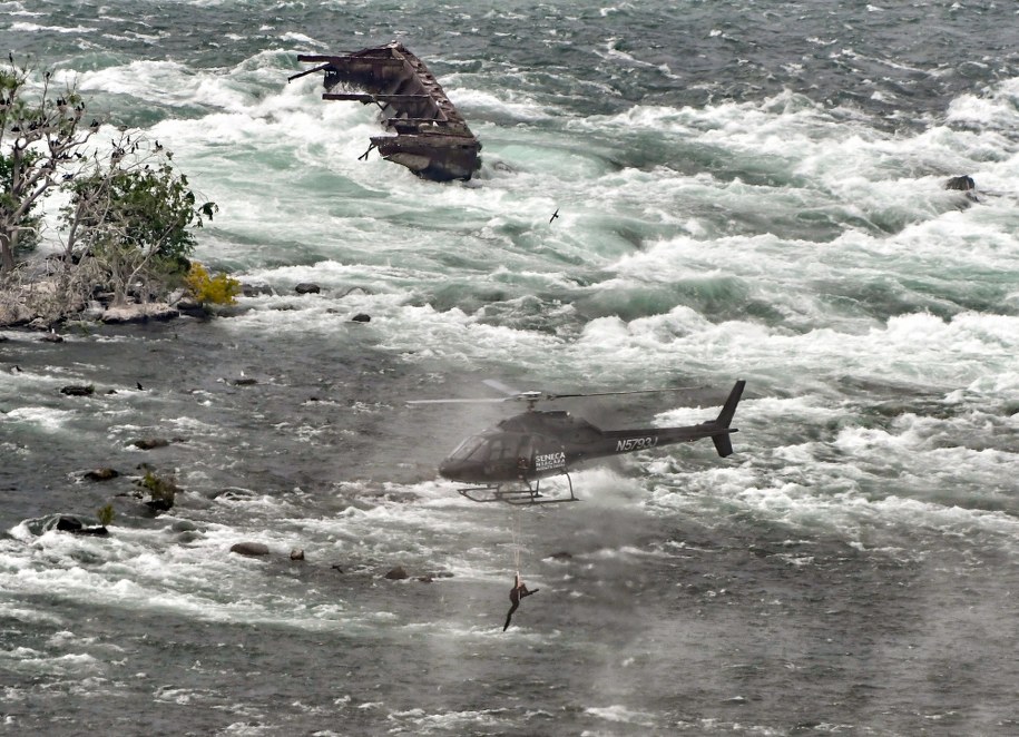 Po ponad 100 latach wiatr i deszcz przesunęły łódź w stronę wodospadu /WARREN TODA /PAP/EPA