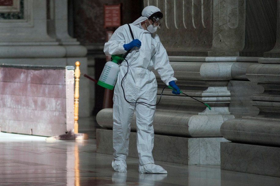 Po ponad dwóch miesiącach bazylika watykańska zostanie otwarta ponownie w poniedziałek / 	Â©Alessia Giuliani/CPP / IPA /PAP/PA