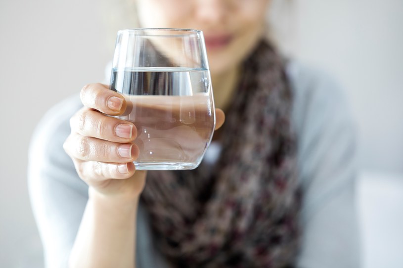 Po posiłku warto wypić szklankę wody, która jest niezbędna do wchłaniania substancji odżywczych z pożywienia /123RF/PICSEL