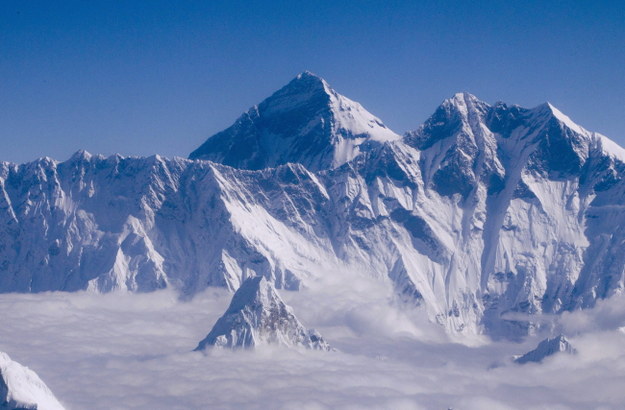 Po potężnym trzęsieniu ziemi w Nepalu pod Everestem zeszła lawina /Narendra Shrestha /PAP/EPA