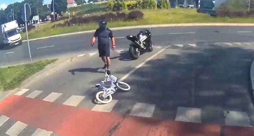 Po potrąceniu mężczyzna zatrzymał się, oddał matce dziecka rowerek i odjechał /Policja