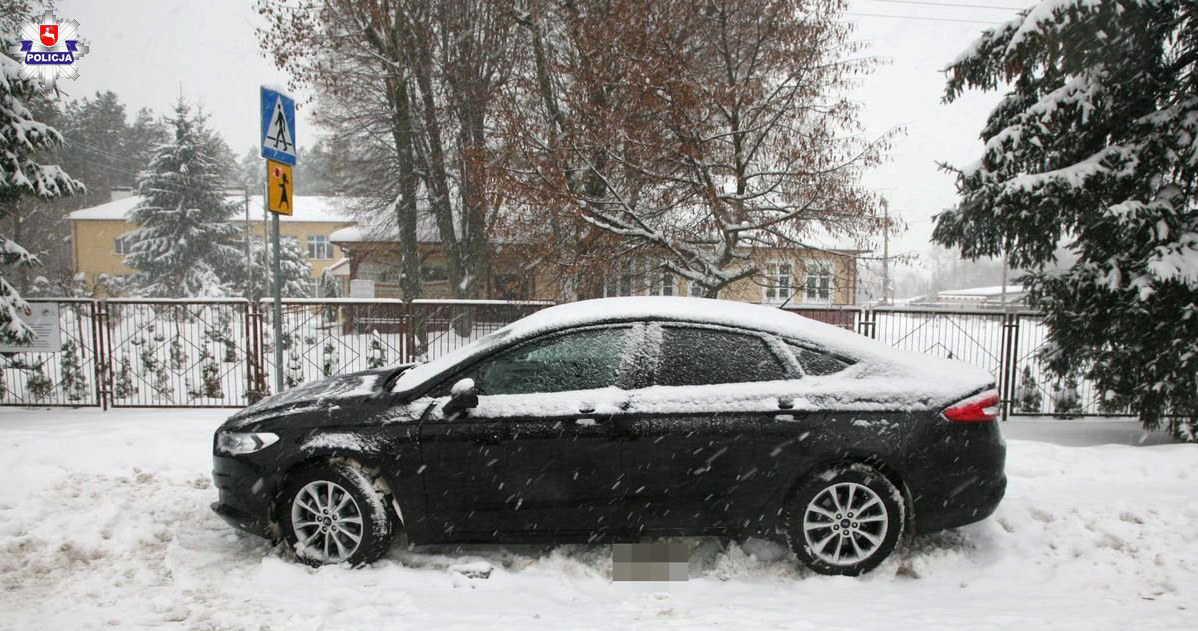 Po potrąceniu przez busa, dziewczynka wpadła pod Forda Mondeo /Policja