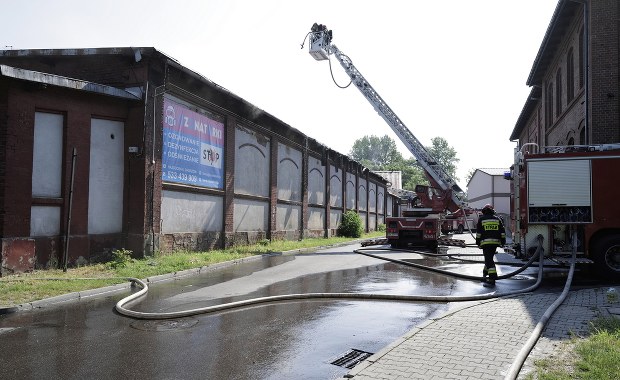 Po pożarze hali w Chorzowie: Znaleziono ciało mężczyzny z raną postrzałową 