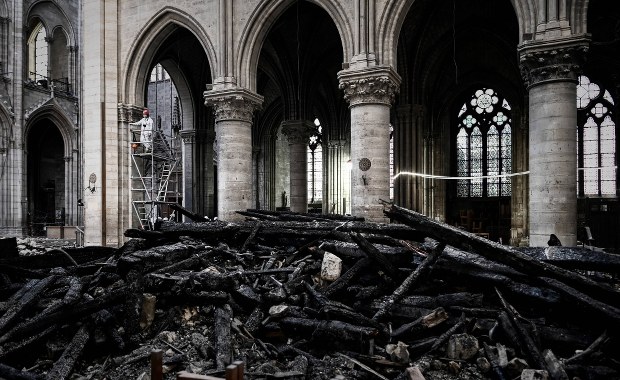 Po pożarze Notre Dame: Apel do mieszkańców o jak najszybsze przeprowadzenie badań krwi