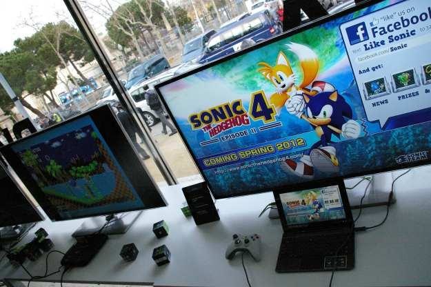 Po prawej "Sonic The Hedgehog 4 Episode II" - obok kultowy oryginał na Mega Drive /INTERIA.PL