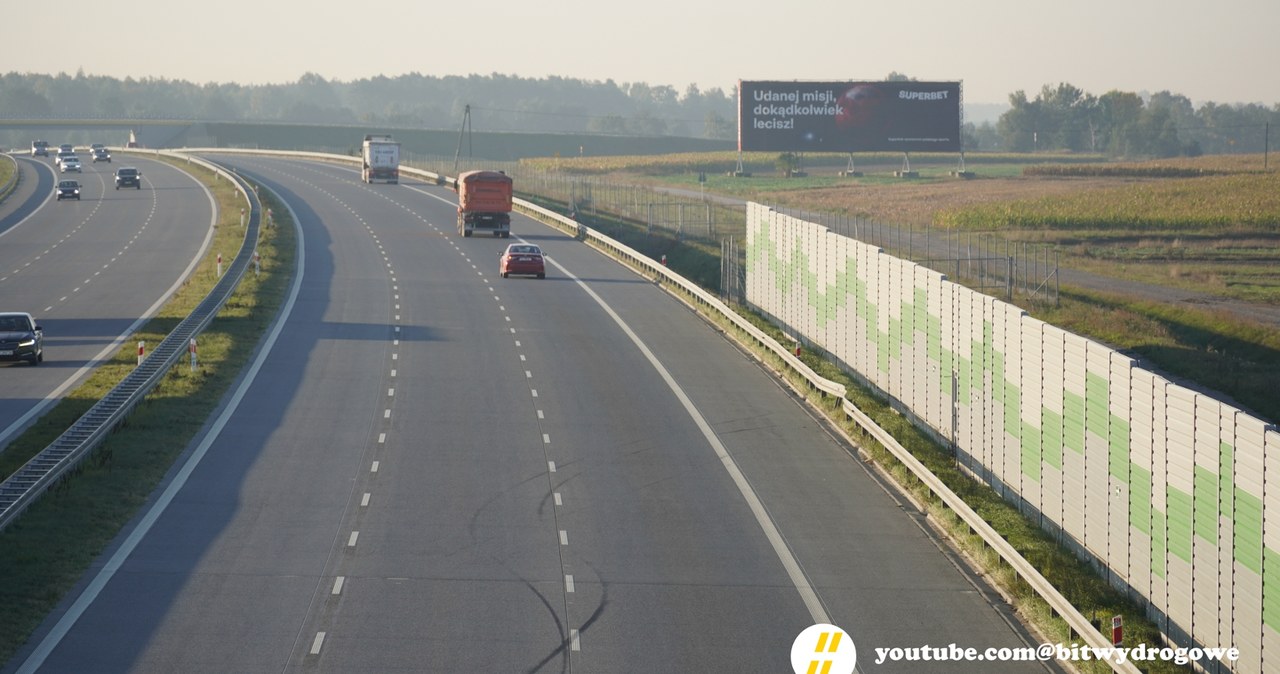 Po prawej stronie widoczne miejsce uderzenia BMW w bariery. Samochód zatrzymał się około 50 m dalej /