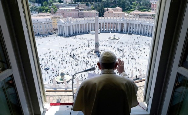 Po prawie 3 miesiącach Franciszek odmówił modlitwę z wiernymi. Wszystkim zmierzono temperaturę
