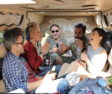 „Po prostu przyjaźń” to wielowątkowa komedia o grupie przyjaciół. Są ze sobą na dobre i złe, na zawsze. Aż pewnego dnia... Alina (Sonia Bohosiewicz) i Marian (Marcin Perchuć) wygrywają do spółki wielkie pieniądze i muszą się nimi jakoś podzielić. Ivanka (Magdalena Różczka), singielka i menadżerka na wysokich obcasach, postanawia mieć dziecko, pomóc ma jej w tym serdeczny przyjaciel (Bartłomiej Topa). Filip (Kamil Kula) zaryzykuje twarz i karierę dla kaprysu zwariowanej kolekcjonerki guzików (Aleksandra Domańska). Stateczny profesor (Krzysztof Stelmaszyk) będzie musiał zdecydować, czy dla przyjaciela (Przemysław Bluszcz) warto złamać zasady. Tymczasem zgrana paczka przyjaciół (Agnieszka Więdłocha, Aleksandra Domańska, Maciej Zakościelny, Piotr Stramowski, Marcin Perchuć) wyrusza w góry, gdzie odkrywa tajemnicę, która na zawsze zmieni ich życie